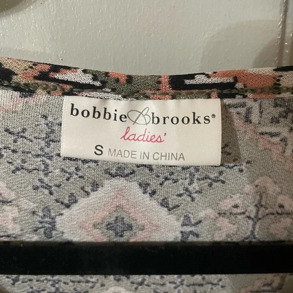 Bobbie Brooks Multicolor Geometric Top - Picture 3 of 4